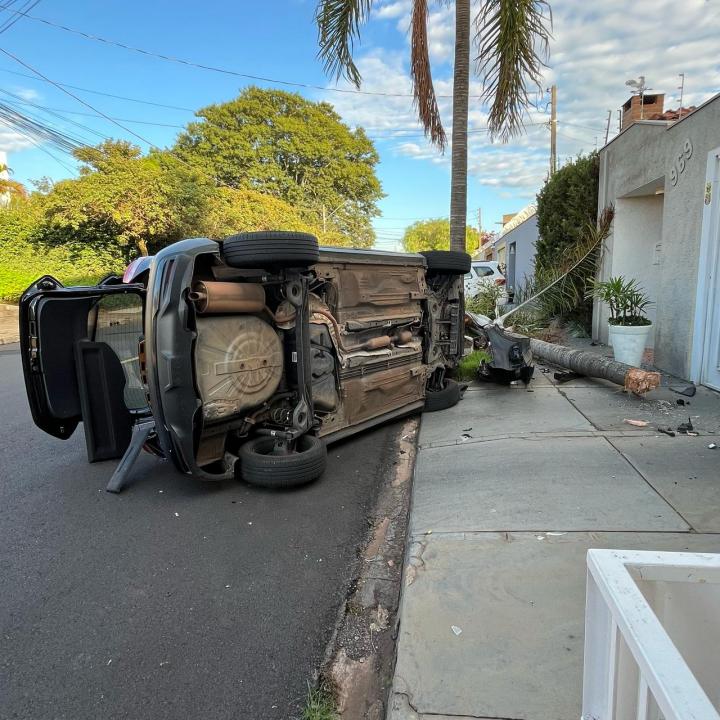 Foto 2 de 3 — Motorista sofre mal súbito e capota carro em Matão